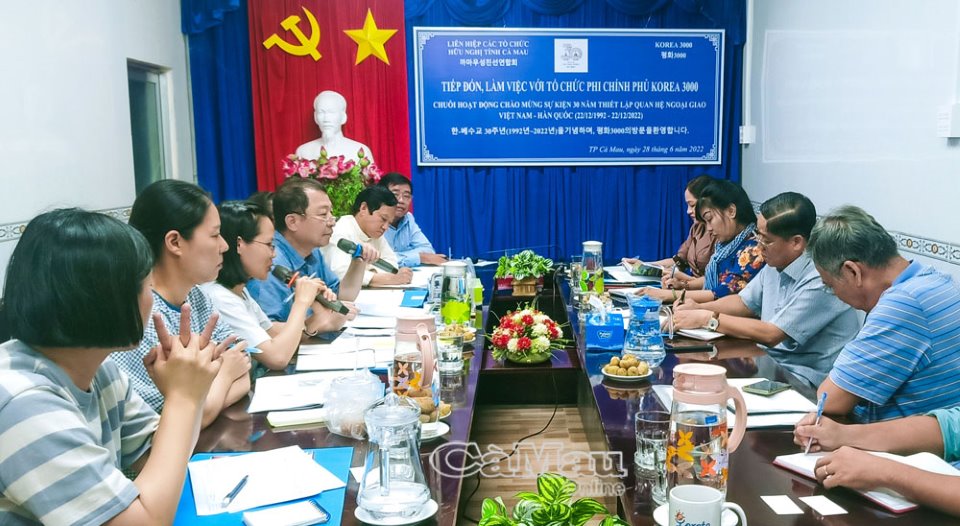 Đại diện hai b&amp;ecirc;n trao đổi tại buổi l&amp;agrave;m việc.