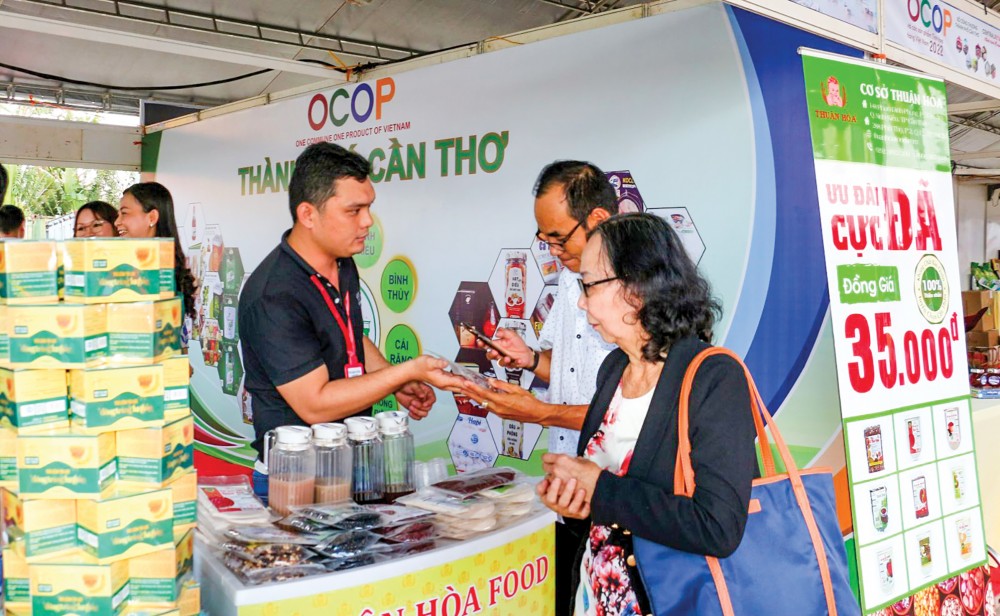 Kh&amp;aacute;ch tham quan gian h&amp;agrave;ng quảng b&amp;aacute; c&amp;aacute;c sản phẩm OCOP của TP Cần Thơ tại Tuần lễ OCOP v&amp;agrave; c&amp;aacute;c sản phẩm tinh hoa h&amp;agrave;ng Việt Nam 2022 tổ chức tại Si&amp;ecirc;u thị GO! Cần Thơ.