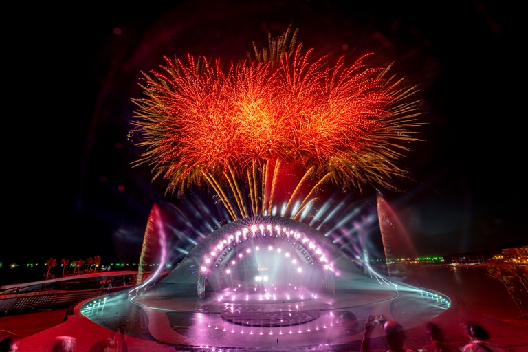 Show diễn Kiss The Stars h&amp;uacute;t kh&amp;aacute;ch tham quan (Ảnh: Nguyễn Minh T&amp;uacute;)
