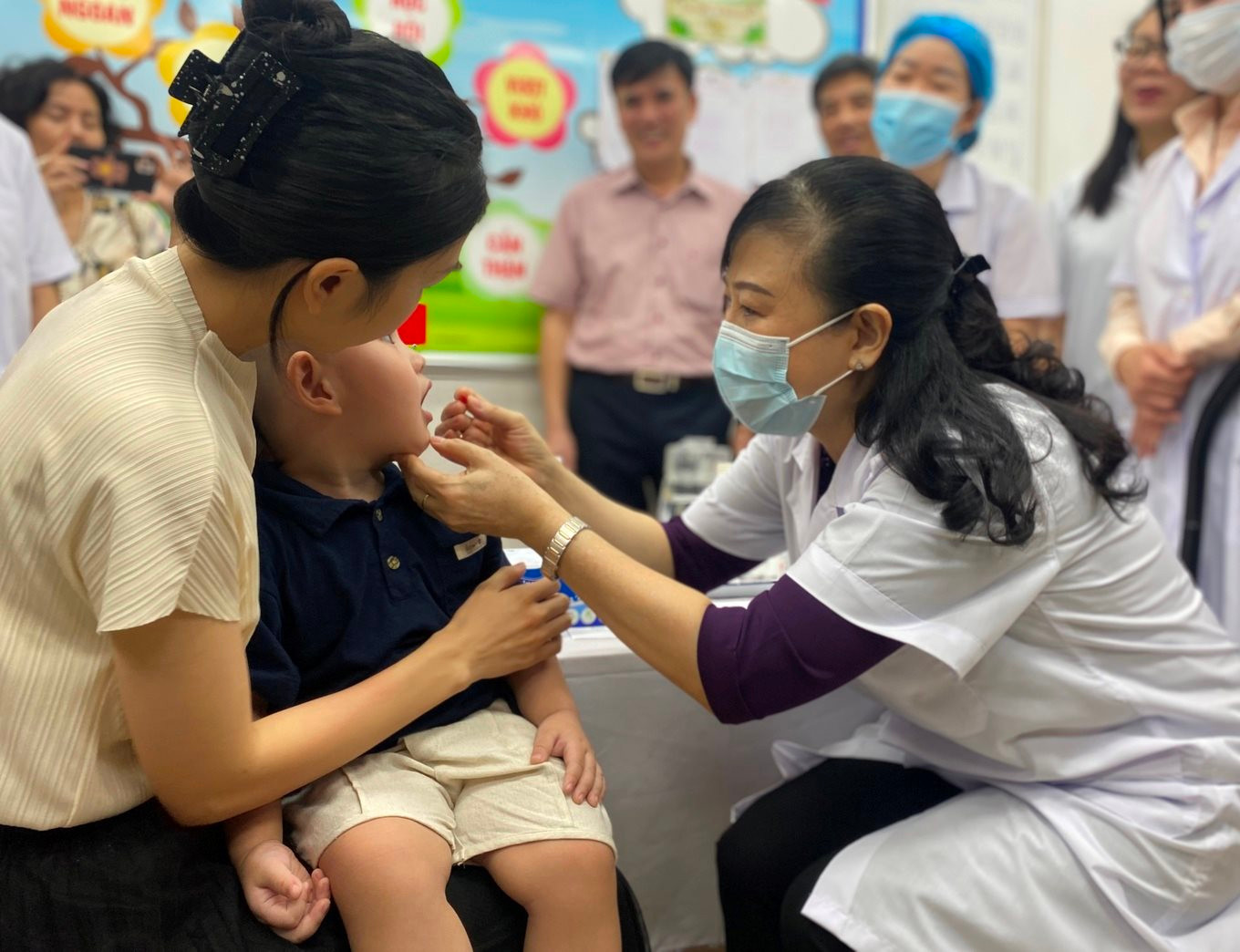Ảnh minh họaBộ trưởng Bộ Y tế Đ&amp;agrave;o Hồng Lan trực tiếp cho trẻ uống vitamin A (Ảnh: Nam Phương).