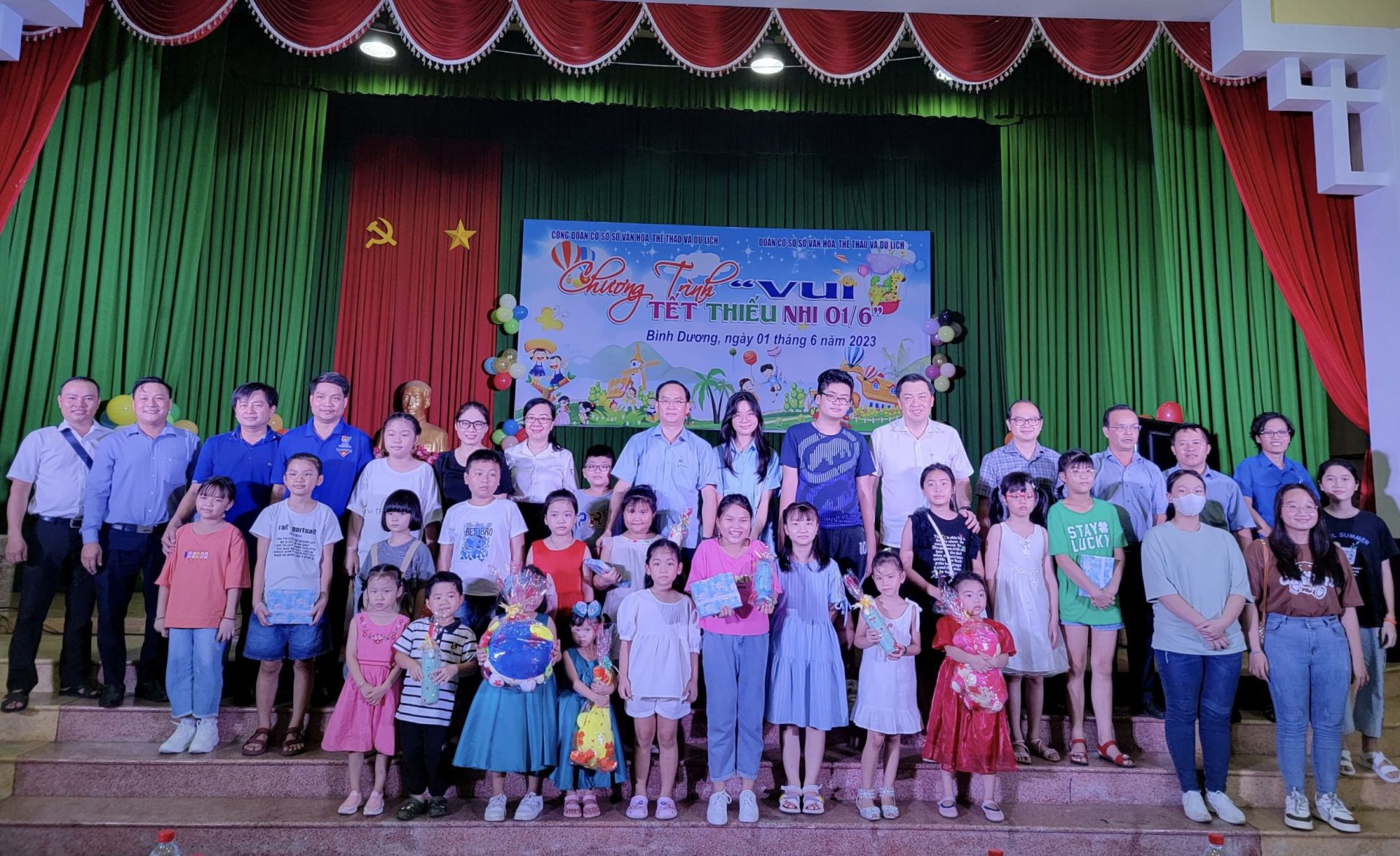 &amp;Ocirc;ng Nguyễn Khoa Hải, B&amp;iacute; thư Đảng ủy &amp;ndash; Gi&amp;aacute;m đốc Sở VHTTDL, c&amp;aacute;c th&amp;agrave;nh vi&amp;ecirc;n   Ban gi&amp;aacute;m đốc Sở  v&amp;agrave; l&amp;atilde;nh đạo c&amp;aacute;c ph&amp;ograve;ng, đơn vị chụp h&amp;igrave;nh lưu niệm với c&amp;aacute;c ch&amp;aacute;u thiếu nhi