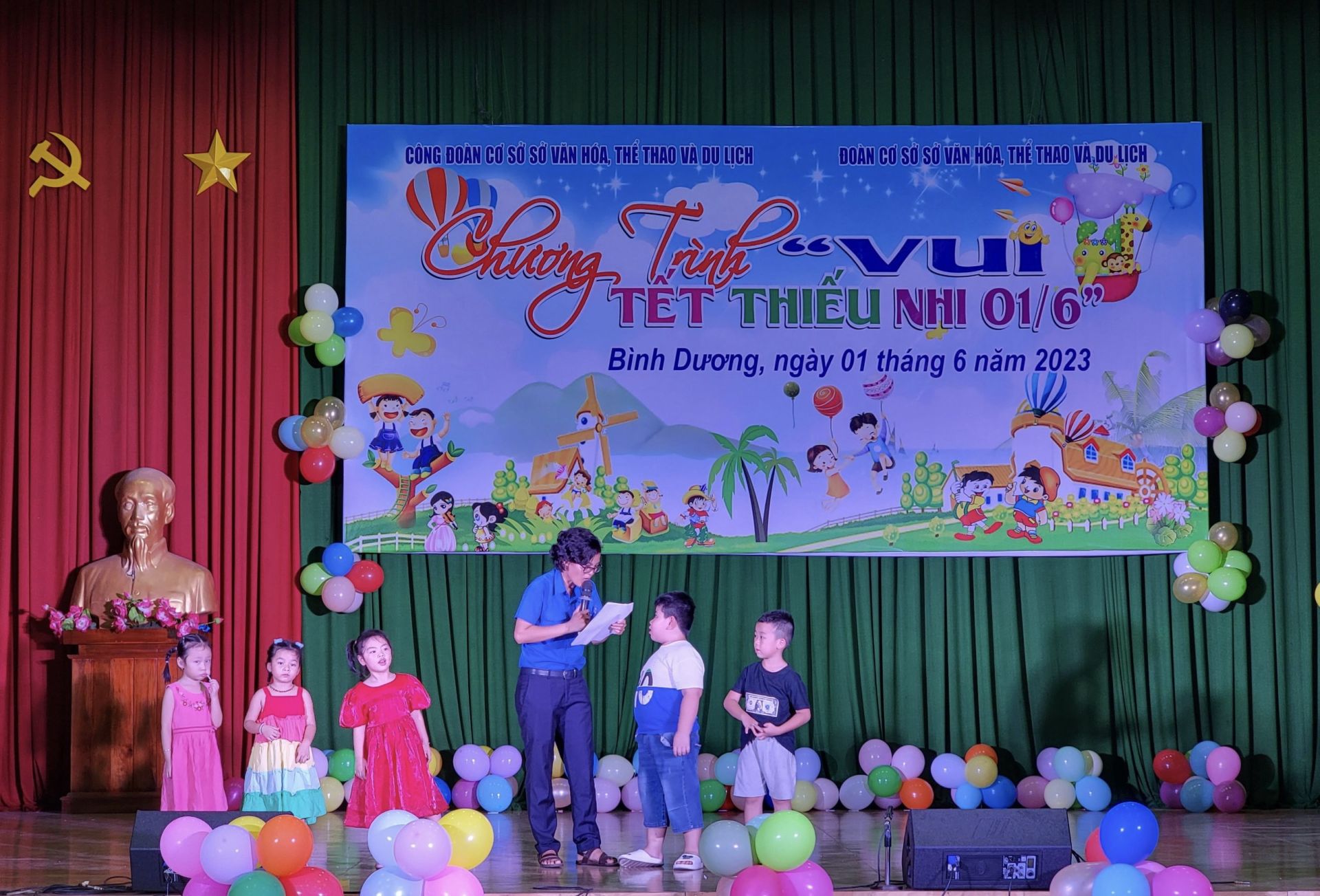 C&amp;aacute;c Ch&amp;aacute;u thiếu nhi tham gia tr&amp;ograve; chơi giải c&amp;acirc;u đố