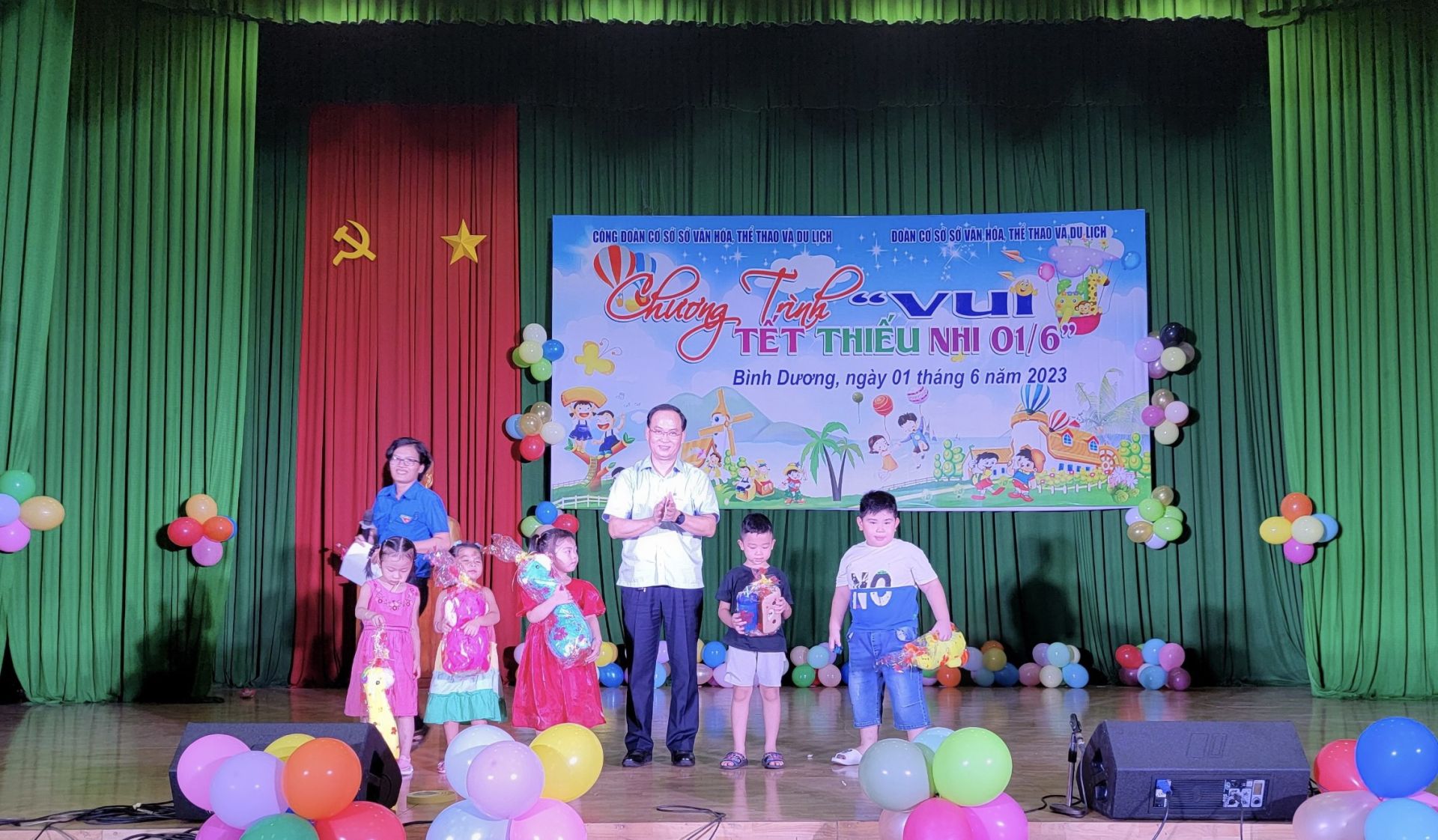 &amp;Ocirc;ng Nguyễn Khoa Hải, B&amp;iacute; thư Đảng ủy &amp;ndash; Gi&amp;aacute;m đốc Sở VHTTDL  tặng qu&amp;agrave; cho c&amp;aacute;c ch&amp;aacute;u thiếu nhi