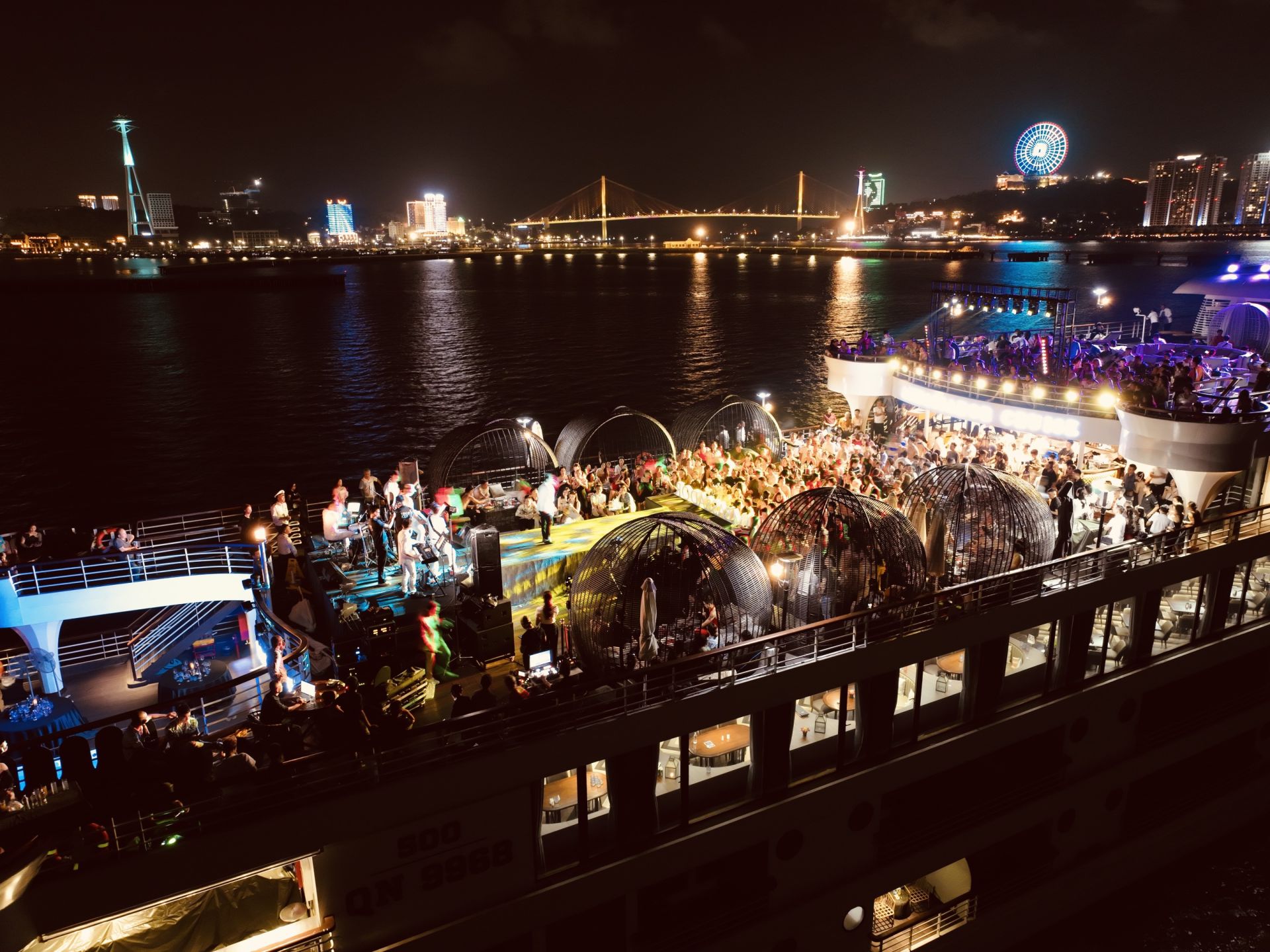 Khung cảnh tr&amp;ecirc;n du thuyền Ambassador tối ng&amp;agrave;y 2/6