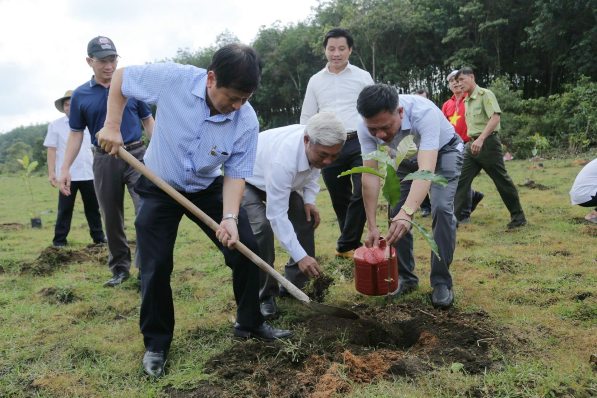 Nh&amp;agrave; b&amp;aacute;o Trần Trọng Dũng - Ph&amp;oacute; Chủ tịch Hội Nh&amp;agrave; b&amp;aacute;o Việt Nam v&amp;agrave; nh&amp;agrave; b&amp;aacute;o Nguyễn Ngọc Hồi - Ph&amp;oacute; gi&amp;aacute;m đốc VTV9 tham gia trồng c&amp;acirc;y tại tỉnh B&amp;igrave;nh Phước.