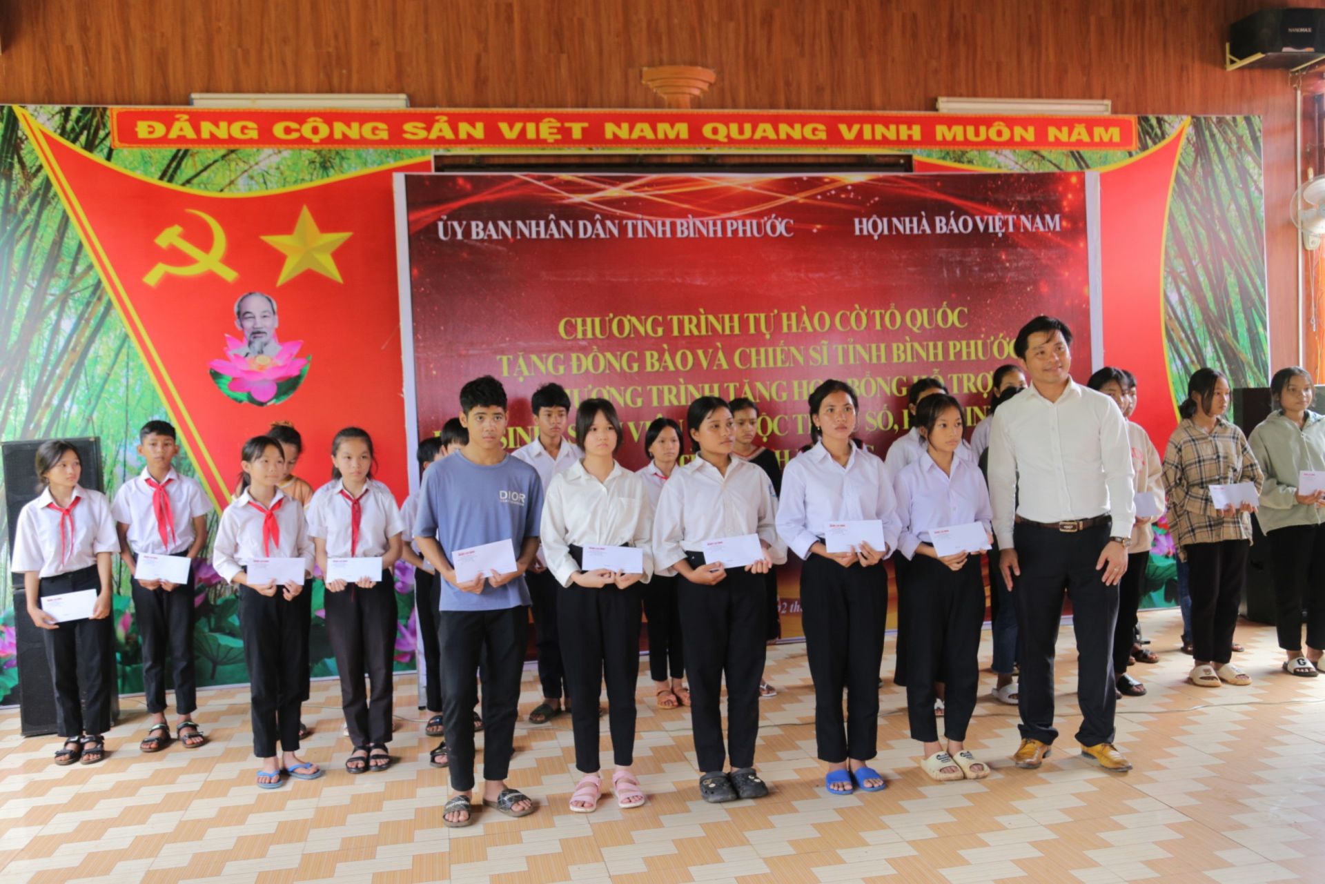 Đại diện Hội Nh&amp;agrave; b&amp;aacute;o Việt Nam trao tặng học bổng cho học sinh ngh&amp;egrave;o hiếu học tỉnh B&amp;igrave;nh Phước