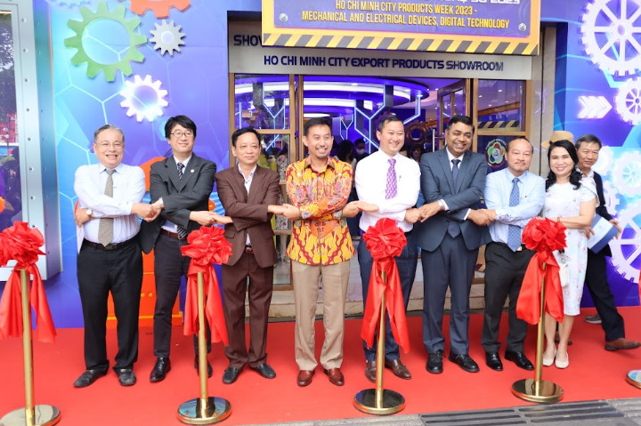 Đại biểu cắt băng khai mạc tại Triển l&amp;atilde;m
