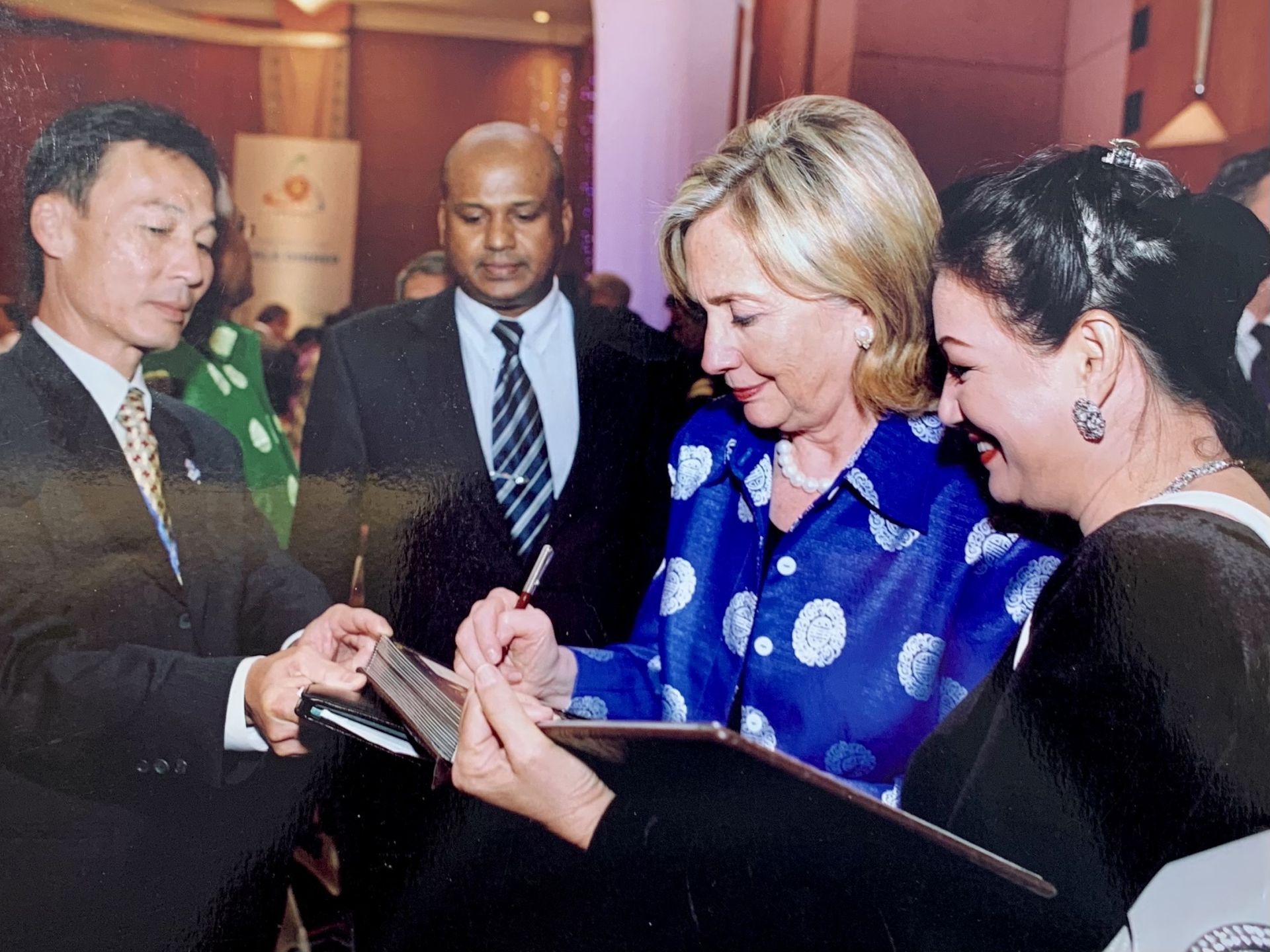 H&amp;igrave;nh chụp với Ngoại trưởng Hoa Kỳ Hillary Clinton tại sự kiện c&amp;aacute;c Bộ trưởng ngoại giao c&amp;aacute;c nước APEC 2006