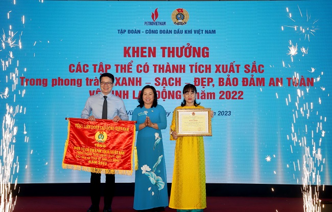 Chủ tịch C&amp;ocirc;ng đo&amp;agrave;n cơ sở Chi nh&amp;aacute;nh Kh&amp;iacute; Hải Ph&amp;ograve;ng (tr&amp;aacute;i) nhận Cờ thi đua của Tổng Li&amp;ecirc;n đo&amp;agrave;n Lao động Việt Nam cho tập thể c&amp;oacute; th&amp;agrave;nh t&amp;iacute;ch xuất sắc trong phong tr&amp;agrave;o &amp;ldquo;Xanh - sạch - đẹp, đảm bảo an to&amp;agrave;n vệ sinh lao động&amp;rdquo; năm 2022