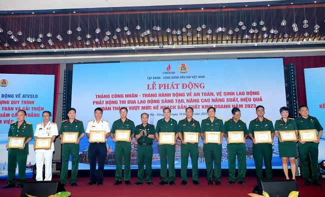 Hội Cựu chiến binh Tập đo&amp;agrave;n khen thưởng c&amp;aacute;c hội vi&amp;ecirc;n c&amp;oacute; đ&amp;oacute;ng g&amp;oacute;p t&amp;iacute;ch cực trong c&amp;ocirc;ng t&amp;aacute;c s&amp;aacute;ng kiến v&amp;agrave; học tập theo tư tưởng đạo đức Hồ Ch&amp;iacute; Minh
