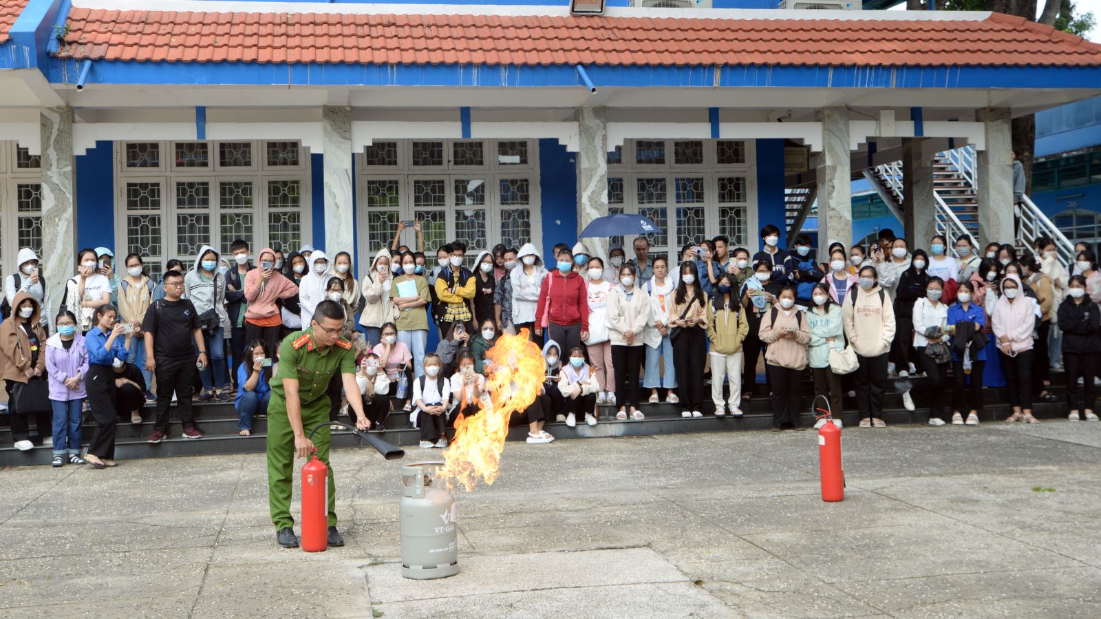 Sinh vi&amp;ecirc;n trường ĐH Thủ Dầu Một đ&amp;atilde; được lực lượng c&amp;aacute;n bộ c&amp;ocirc;ng an phường Ph&amp;uacute; H&amp;ograve;a phổ biến kiến thức, kỹ năng về c&amp;ocirc;ng t&amp;aacute;c ph&amp;ograve;ng ch&amp;aacute;y chữa ch&amp;aacute;y