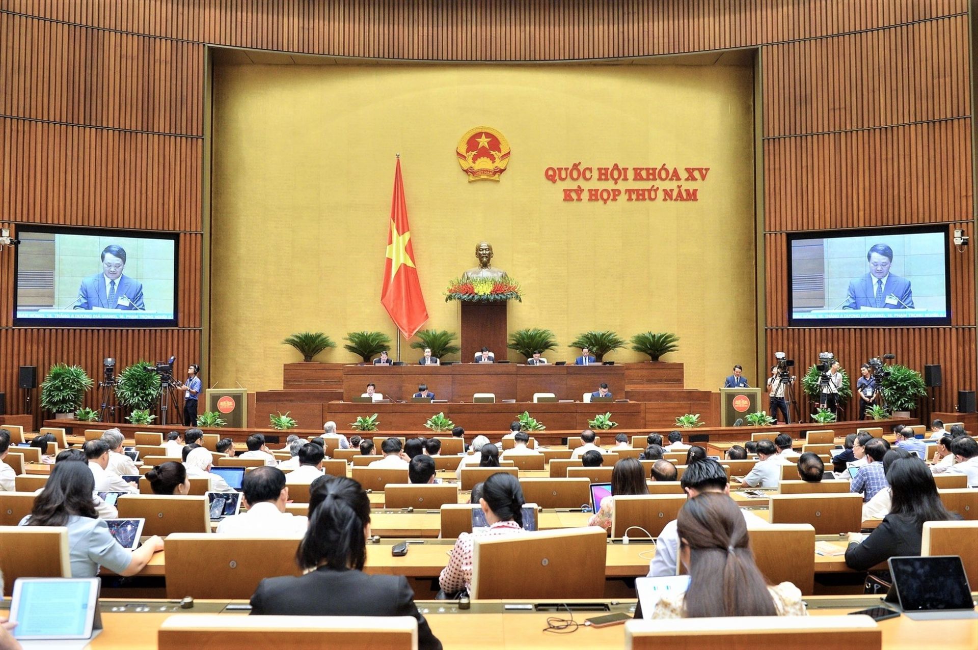 Phi&amp;ecirc;n chất vấn của Quốc hội b&amp;agrave;n về nhiều vấn đề