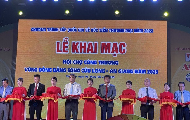 C&amp;aacute;c đại biểu cắt băng khai mạc Hội chợ