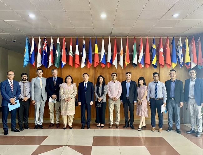 Đại biểu đại diện Bộ C&amp;ocirc;ng Thương, Việt Nam v&amp;agrave; Đo&amp;agrave;n c&amp;ocirc;ng t&amp;aacute;c Pakistan chụp ảnh lưu niệm