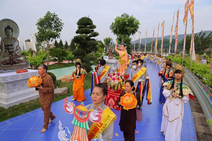 C&amp;aacute;c nữ Phật tử cung nghinh Phật Bảo trong trang phục Dakini v&amp;agrave; tr&amp;igrave; ấn Ngũ tr&amp;iacute;.