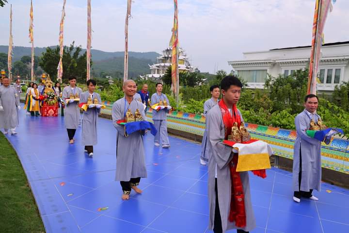 Đo&amp;agrave;n rước Tăng Bảo t&amp;ocirc;n qu&amp;yacute;, biểu trưng bởi t&amp;ocirc;n tượng 18 vị La H&amp;aacute;n c&amp;ograve;n gọi l&amp;agrave; Thập B&amp;aacute;t La H&amp;aacute;n