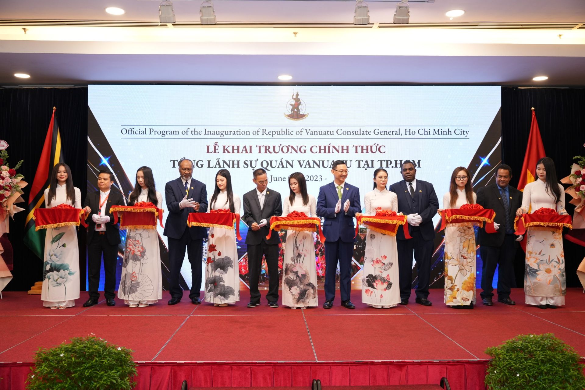 Nghi thức cắt băng khai trương ch&amp;iacute;nh thức Tổng L&amp;atilde;nh sự qu&amp;aacute;n Vanuatu tại TP.HCM.