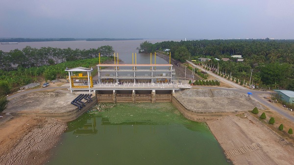 Cửa cống Xu&amp;acirc;n H&amp;ograve;a được x&amp;acirc;y dựng từ h&amp;igrave;nh thức vận h&amp;agrave;nh đ&amp;oacute;ng mở tự động sang vận h&amp;agrave;nh cưỡng bức để gạn triều, lấy ngọt v&amp;agrave; 01 trạm bơm tiếp ngọt cho v&amp;ugrave;ng dự &amp;aacute;n