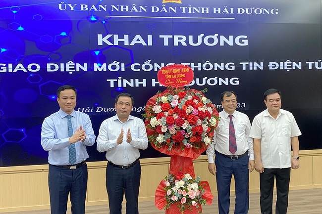 Đồng ch&amp;iacute; B&amp;iacute; thư Tỉnh ủy Trần Đức Thắng v&amp;agrave;&amp;nbsp;Chủ tịch UBND tỉnh Triệu Thế H&amp;ugrave;ng​&amp;nbsp;tặng hoa ch&amp;uacute;c mừng Ban Bi&amp;ecirc;n tập Cổng TTĐT tỉnh