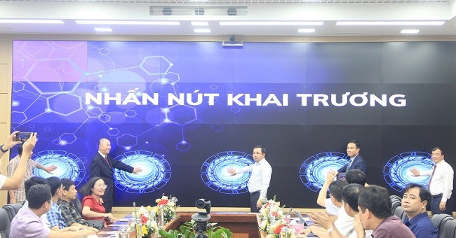 C&amp;aacute;c đồng ch&amp;iacute; l&amp;atilde;nh đạo tỉnh v&amp;agrave; đại biểu thực hiện nghi thức khai trương giao diện mới của Cổng TTĐT tỉnh Hải Dương