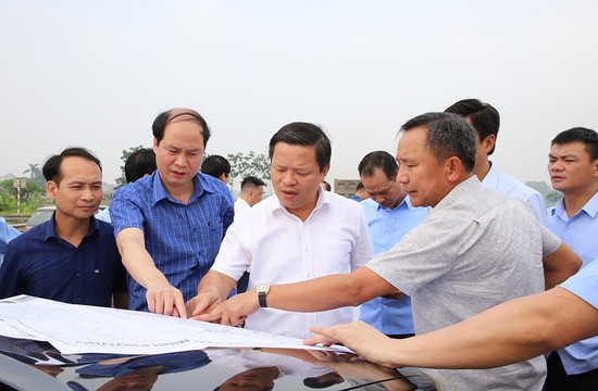 Ph&amp;oacute; Chủ tịch UBND tỉnh Phan Trọng Tấn c&amp;ugrave;ng đo&amp;agrave;n c&amp;ocirc;ng t&amp;aacute;c kiểm tra thực địa tiến độ GPMB của 2 dự &amp;aacute;n