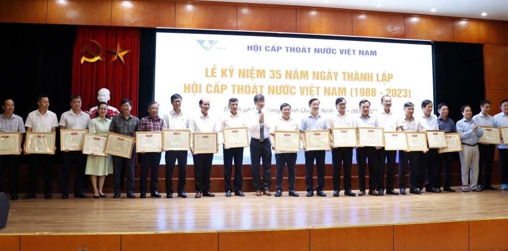 Chủ tịch Hội Cấp tho&amp;aacute;t nước Việt Nam Nguyễn Ngọc Điệp trao bằng khen cho c&amp;aacute;c hội vi&amp;ecirc;n tập thể