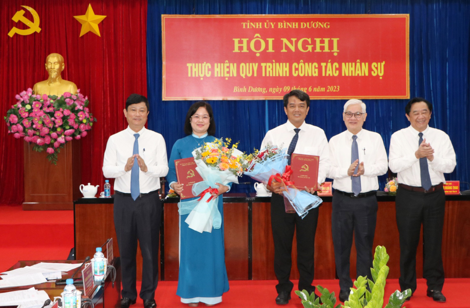 Thường trực Tỉnh ủy ch&amp;uacute;c mừng đồng ch&amp;iacute; Nguyễn Thị Mỹ Hằng v&amp;agrave; B&amp;ugrave;i Thanh Nh&amp;acirc;n