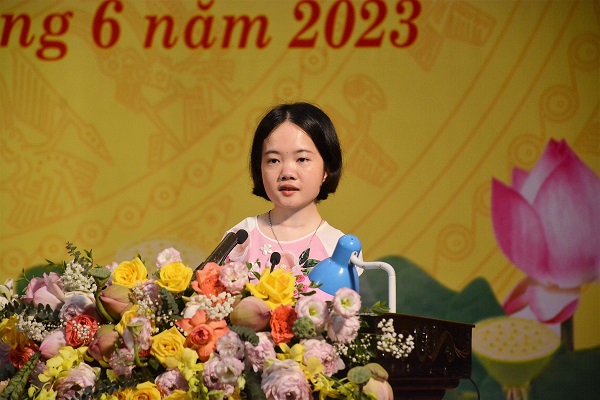 L&amp;ecirc; Thị Thắm trong buổi lễ kỷ niệm v&amp;agrave; tuy&amp;ecirc;n dương điển h&amp;igrave;nh ti&amp;ecirc;n tiến học tập B&amp;aacute;c
