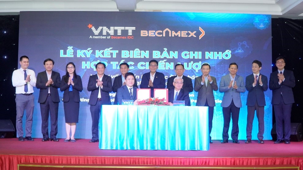 &amp;Ocirc;ng Phạm Ngọc Thuận &amp;ndash; tổng gi&amp;aacute;m đốc Becamex IDC (ngồi b&amp;ecirc;n phải) v&amp;agrave; TS Phạm Tuấn Anh - TGĐ VNTT; Gi&amp;aacute;m đốc Văn ph&amp;ograve;ng TPTM B&amp;igrave;nh Dương (ngồi b&amp;ecirc;n tr&amp;aacute;i) k&amp;yacute; kết ghi nhớ về chuyển đổi c&amp;ocirc;ng t&amp;aacute;c vận h&amp;agrave;nh KCN Becamex th&amp;agrave;nh KCN th&amp;ocirc;ng minh