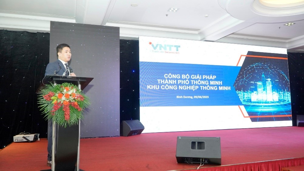 TS Phạm Tuấn Anh - TGĐ VNTT; Gi&amp;aacute;m đốc Văn ph&amp;ograve;ng TPTM B&amp;igrave;nh Dương tr&amp;igrave;nh b&amp;agrave;y về c&amp;aacute;ch tiếp cận x&amp;acirc;y dưng v&amp;agrave; triển khai C&amp;aacute;c bộ giải ph&amp;aacute;p v&amp;agrave; sản phẩm dịch vụ C&amp;ocirc;ng nghệ TPTM v&amp;agrave; KCN Th&amp;ocirc;ng minh được ph&amp;aacute;t triển trong thời gian qua