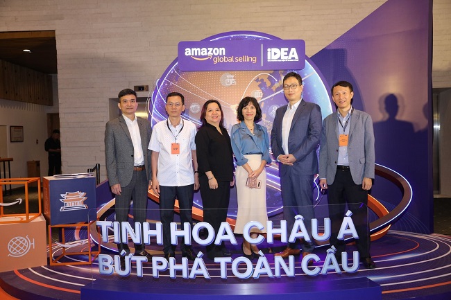 &amp;ldquo;Hội nghị Thương mại Điện tử xuy&amp;ecirc;n bi&amp;ecirc;n giới&amp;rdquo; tại TP. HCM c&amp;oacute; sự tham dự của b&amp;agrave; Lại Việt Anh - Ph&amp;oacute; Cục trưởng, Cục TMĐT &amp;amp; KTS (thứ ba, từ b&amp;ecirc;n phải); &amp;ocirc;ng Nguyễn Văn Th&amp;agrave;nh, Gi&amp;aacute;m đốc Trung t&amp;acirc;m Ph&amp;aacute;t triển TMĐT&amp;nbsp;(EcomViet), Cục TMĐT &amp;amp; KTS (thứ hai, từ tr&amp;aacute;i sang); &amp;ocirc;ng Gijae Seong, Gi&amp;aacute;m Đốc Điều H&amp;agrave;nh Amazon Global Selling Việt Nam (thứ hai, từ phải sang)