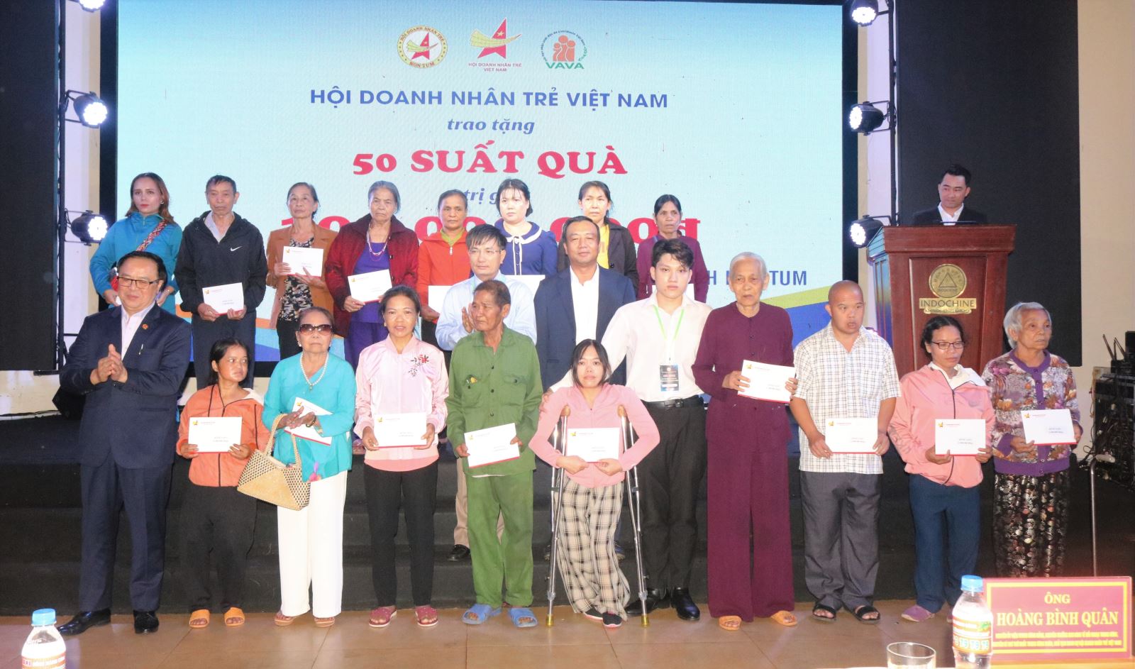 Đồng ch&amp;iacute; Ho&amp;agrave;ng B&amp;igrave;nh Qu&amp;acirc;n v&amp;agrave; Nguyễn Ngọc S&amp;acirc;m trao tặng qu&amp;agrave; cho c&amp;aacute;c nạn nh&amp;acirc;n chất độc da cam/dioxin của tỉnh Kon Tum