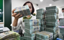 Sau khi Ngân hàng Nhà nước giảm trần lãi suất huy động, nhiều ngân hàng tiếp tục giảm lãi suất tiết kiệm