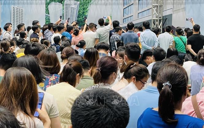 Ng&amp;agrave;y 20-5-2023, li&amp;ecirc;n danh chủ đầu tư C&amp;ocirc;ng ty cổ phần Đầu tư x&amp;acirc;y dựng NHS v&amp;agrave; C&amp;ocirc;ng ty cổ phần Đầu tư v&amp;agrave; x&amp;acirc;y dựng số 4 tổ chức bốc thăm quyền mua NƠXH tại Dự &amp;aacute;n NƠXH Trung Văn (Nam Từ Li&amp;ecirc;m, H&amp;agrave; Nội). Từ s&amp;aacute;ng sớm, 1.300 kh&amp;aacute;ch h&amp;agrave;ng đủ điều kiện được tham gia bốc thăm đ&amp;atilde; c&amp;oacute; mặt để thực hiện c&amp;aacute;c thủ tục bốc thăm quyền mua 149 căn hộ. Cho thấy như cầu NOWXXH đang rất cao. Ảnh: TTXVN
