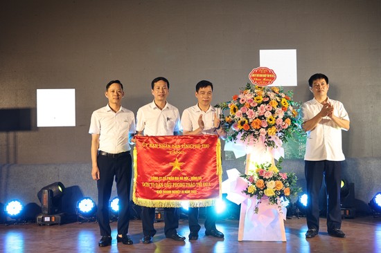 Đại diện l&amp;atilde;nh đạo Đảng ủy Khối Doanh nghiệp tỉnh trao cờ thi đua xuất sắc năm 2022 của Chủ tịch UBND tỉnh cho C&amp;ocirc;ng ty CP Bia H&amp;agrave; Nội - Hồng H&amp;agrave;