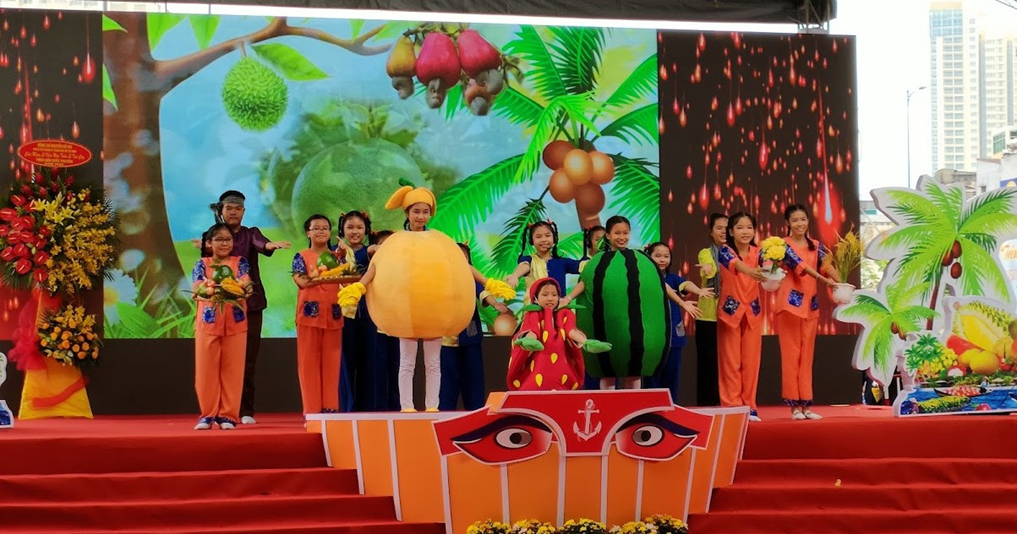 Chương tr&amp;igrave;nh biểu diễn nghệ thuật h&amp;agrave;ng đ&amp;ecirc;m tại s&amp;acirc;n khấu ch&amp;iacute;nh.