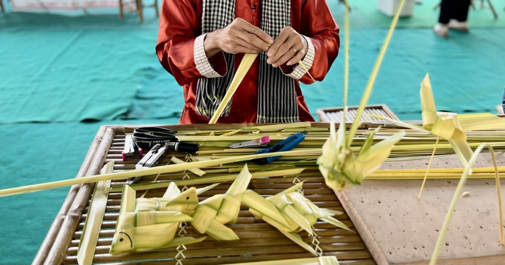 Gian h&amp;agrave;ng xếp l&amp;aacute; dừa nghệ thuật, vẽ n&amp;oacute;n l&amp;aacute;, vẽ ch&amp;acirc;n dung