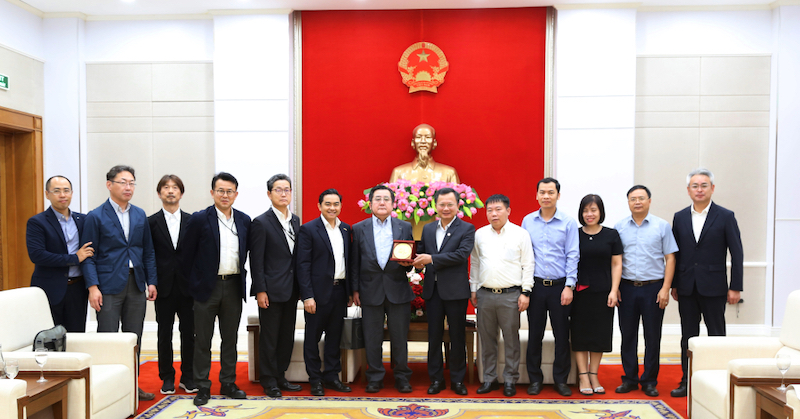 &amp;Ocirc;ng Cao Tường Huy, Quyền Chủ tịch UBND tỉnh Quảng Ninh tặng qu&amp;agrave; lưu niệm cho &amp;ocirc;ng Yasuo Hagimoto, Chủ tịch C&amp;ocirc;ng ty TNHH Tamagawa Seiki.