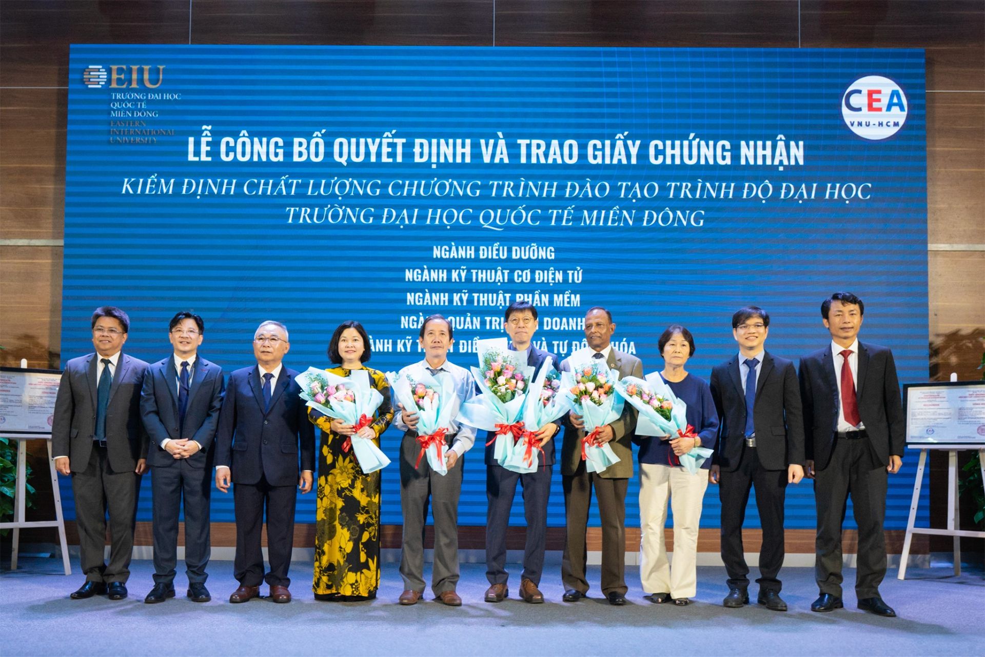 PGS.TS L&amp;ecirc; Ngọc Quỳnh Lam - Gi&amp;aacute;m đốc Trung t&amp;acirc;m Kiểm định chất lượng gi&amp;aacute;o dục ĐHQG-HCM chụp ảnh lưu niệm c&amp;ugrave;ng HĐT/BGH v&amp;agrave; l&amp;atilde;nh đạo Khoa Quản trị kinh doanh, Khoa Kỹ thuật, Khoa Điều dưỡng, Khoa C&amp;ocirc;ng nghệ th&amp;ocirc;ng tin