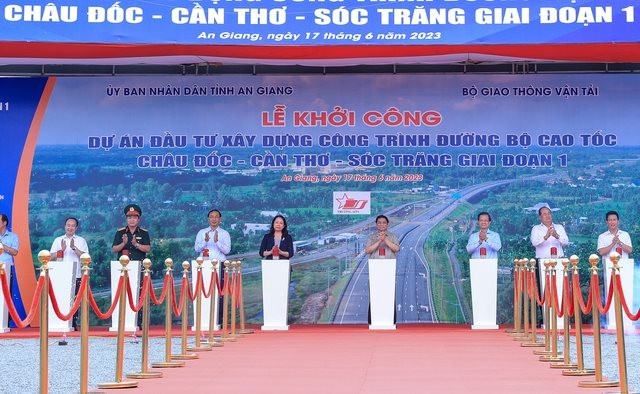 Thủ tướng Phạm Minh Ch&amp;iacute;nh, Ph&amp;oacute; Chủ tịch nước V&amp;otilde; Thị &amp;Aacute;nh Xu&amp;acirc;n c&amp;ugrave;ng c&amp;aacute;c đại biểu bấm n&amp;uacute;t ph&amp;aacute;t lệnh khởi c&amp;ocirc;ng dự &amp;aacute;n đầu tư x&amp;acirc;y dựng c&amp;ocirc;ng tr&amp;igrave;nh đường bộ cao tốc Ch&amp;acirc;u Đốc - Cần Thơ - S&amp;oacute;c Trăng giai đoạn 1