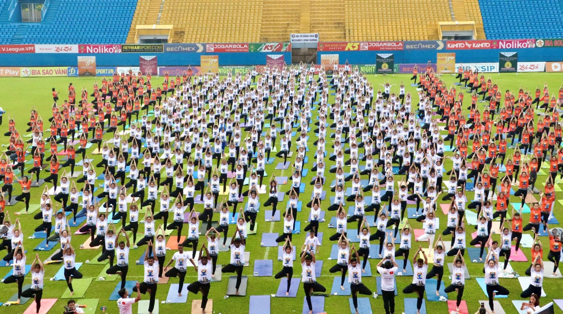 Hơn 1000 huấn luyện vi&amp;ecirc;n, hội vi&amp;ecirc;n tham gia đồng diễn tại Ng&amp;agrave;y Quốc tế Yoga B&amp;igrave;nh Dương