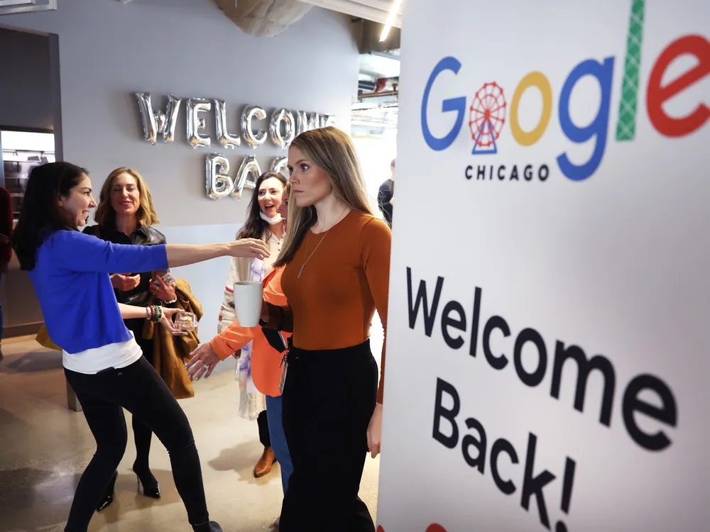 Nh&amp;acirc;n vi&amp;ecirc;n của Google trở lại l&amp;agrave;m việc tại văn ph&amp;ograve;ng ba ng&amp;agrave;y một tuần sau hai năm gi&amp;aacute;n đoạn do đại dịch Covid-19
