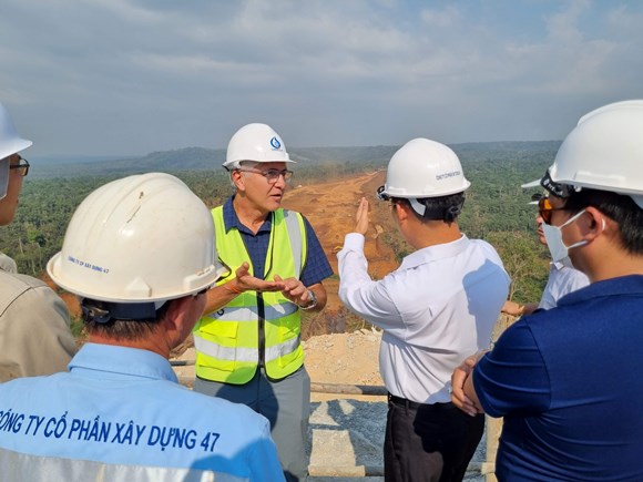 &amp;Ocirc;ng Phạm Nam Phong &amp;ndash; Chủ tịch HĐQT C47 thứ 3 b&amp;ecirc;n phải đang trao đổi t&amp;igrave;nh h&amp;igrave;nh thực hiện dự &amp;aacute;n của C47 với &amp;ocirc;ng Flavico CAMPOS Tư vấn Trưởng của Chủ đầu tư tại dự &amp;aacute;n Thủy điện Nam Phak L&amp;agrave;o.