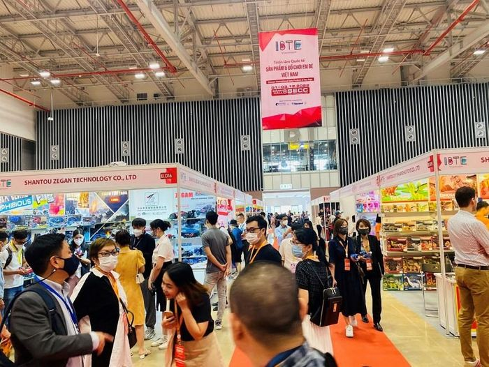 Kh&amp;aacute;ch tham quan Triển l&amp;atilde;m quốc tế sản phẩm v&amp;agrave; đồ chơi trẻ em Việt Nam 2022. Ảnh: Vinexad