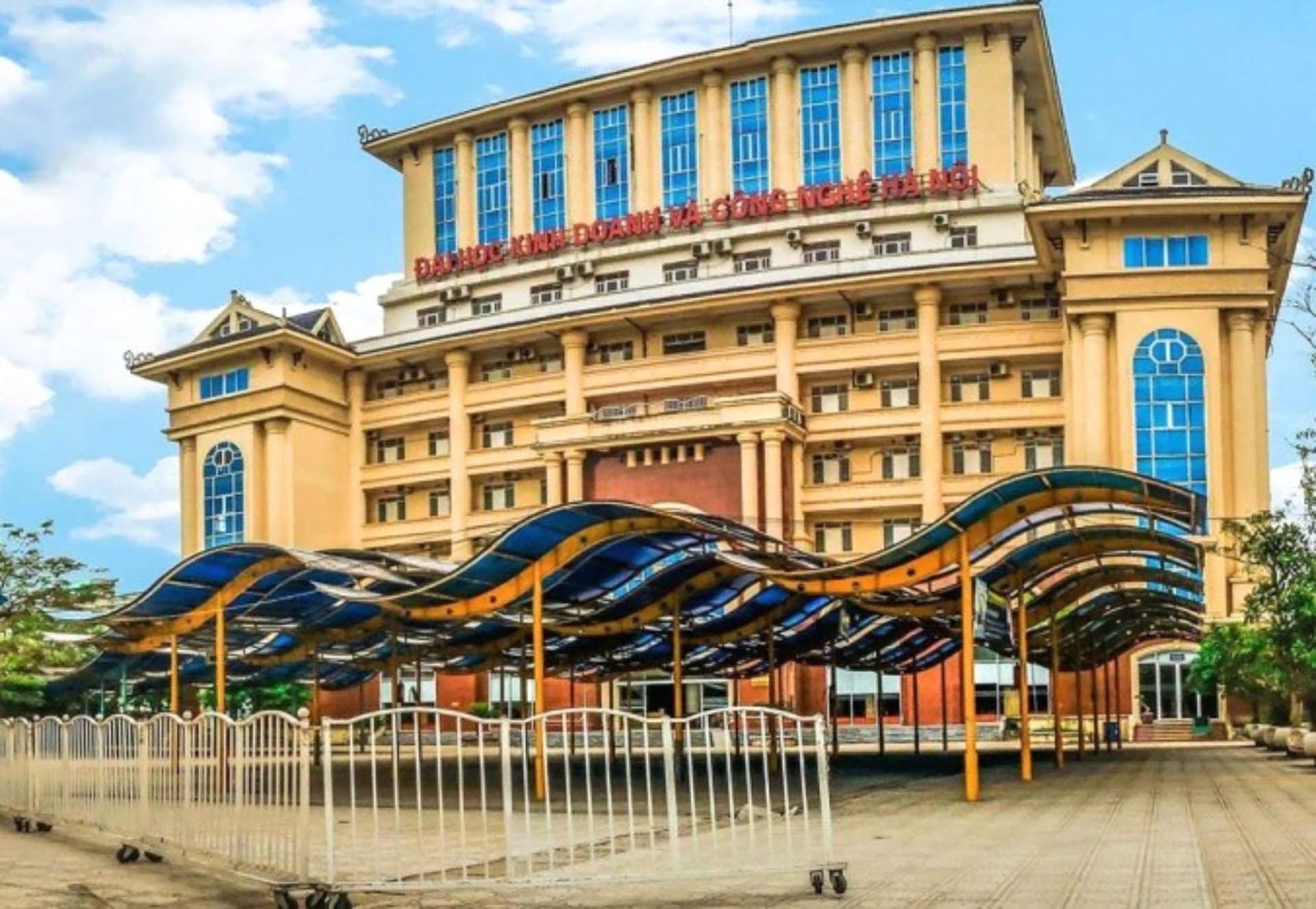 Trường Đại học Kinh doanh v&amp;agrave; C&amp;ocirc;ng nghệ H&amp;agrave; Nội tuyển sinh đ&amp;agrave;o tạo song bằng đại học h&amp;igrave;nh thức vừa l&amp;agrave;m vừa học năm 2023.