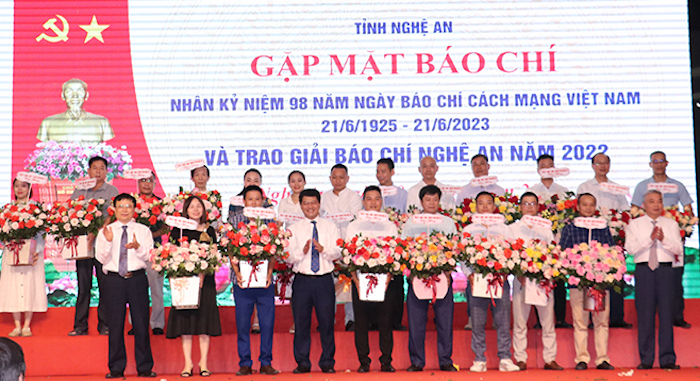 L&amp;atilde;nh đạo tỉnh Nghệ An tặng hoa ch&amp;uacute;c mừng c&amp;aacute;c cơ quan b&amp;aacute;o ch&amp;iacute; tr&amp;ecirc;n địa b&amp;agrave;n