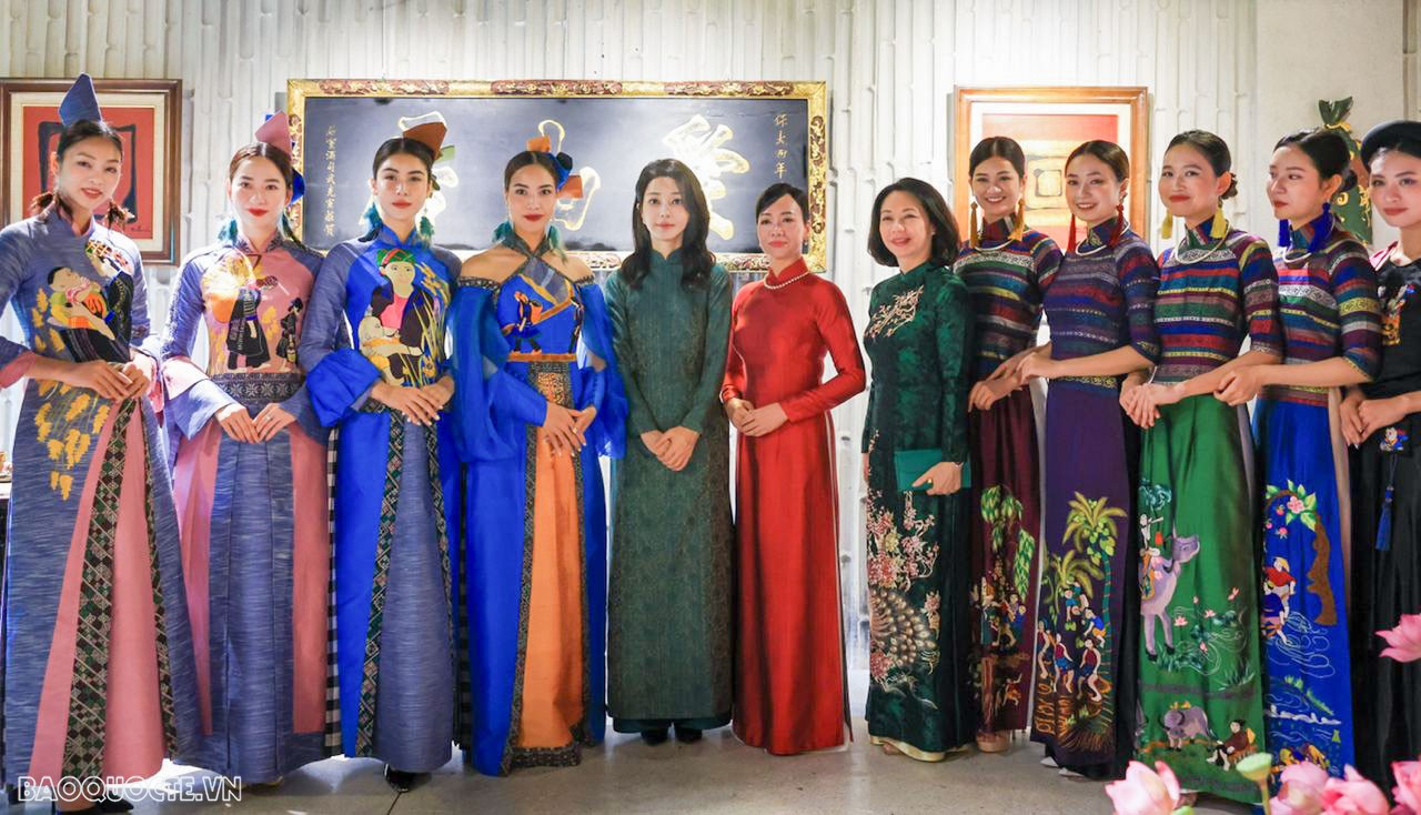 Đệ nhất phu nh&amp;acirc;n H&amp;agrave;n Quốc Kim Keon Hee mặc &amp;aacute;o d&amp;agrave;i truyền thống của Việt Nam khi c&amp;ugrave;ng Phu nh&amp;acirc;n Phan Thị Thanh T&amp;acirc;m thưởng tr&amp;agrave;, xem biểu diễn &amp;aacute;o d&amp;agrave;i v&amp;agrave; nghe nhạc. Ảnh: B&amp;aacute;o Quốc tế/Bộ Ngoại giao