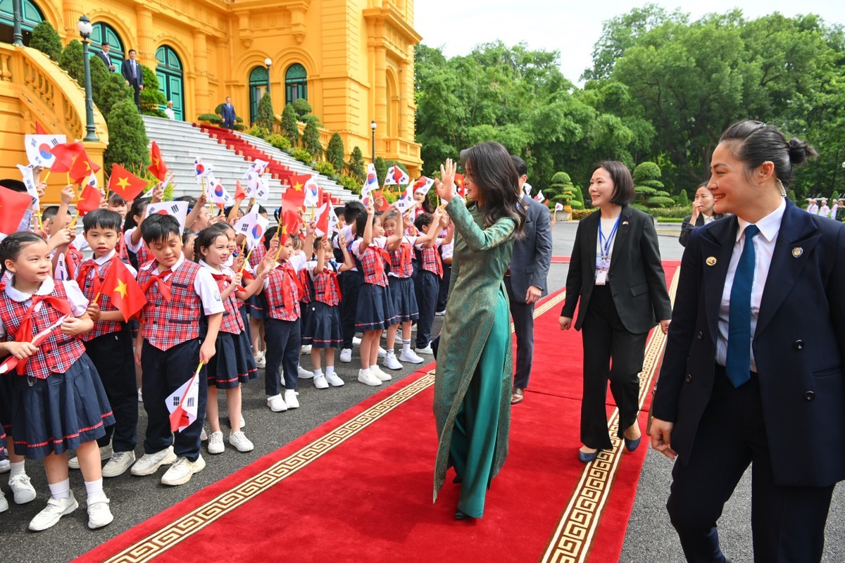 B&amp;agrave; Kim Keon Hee, Phu nh&amp;acirc;n Tổng thống H&amp;agrave;n Quốc với t&amp;agrave; &amp;aacute;o d&amp;agrave;i truyền thống của Việt Nam. Ảnh: B&amp;aacute;o Ch&amp;iacute;nh phủ
