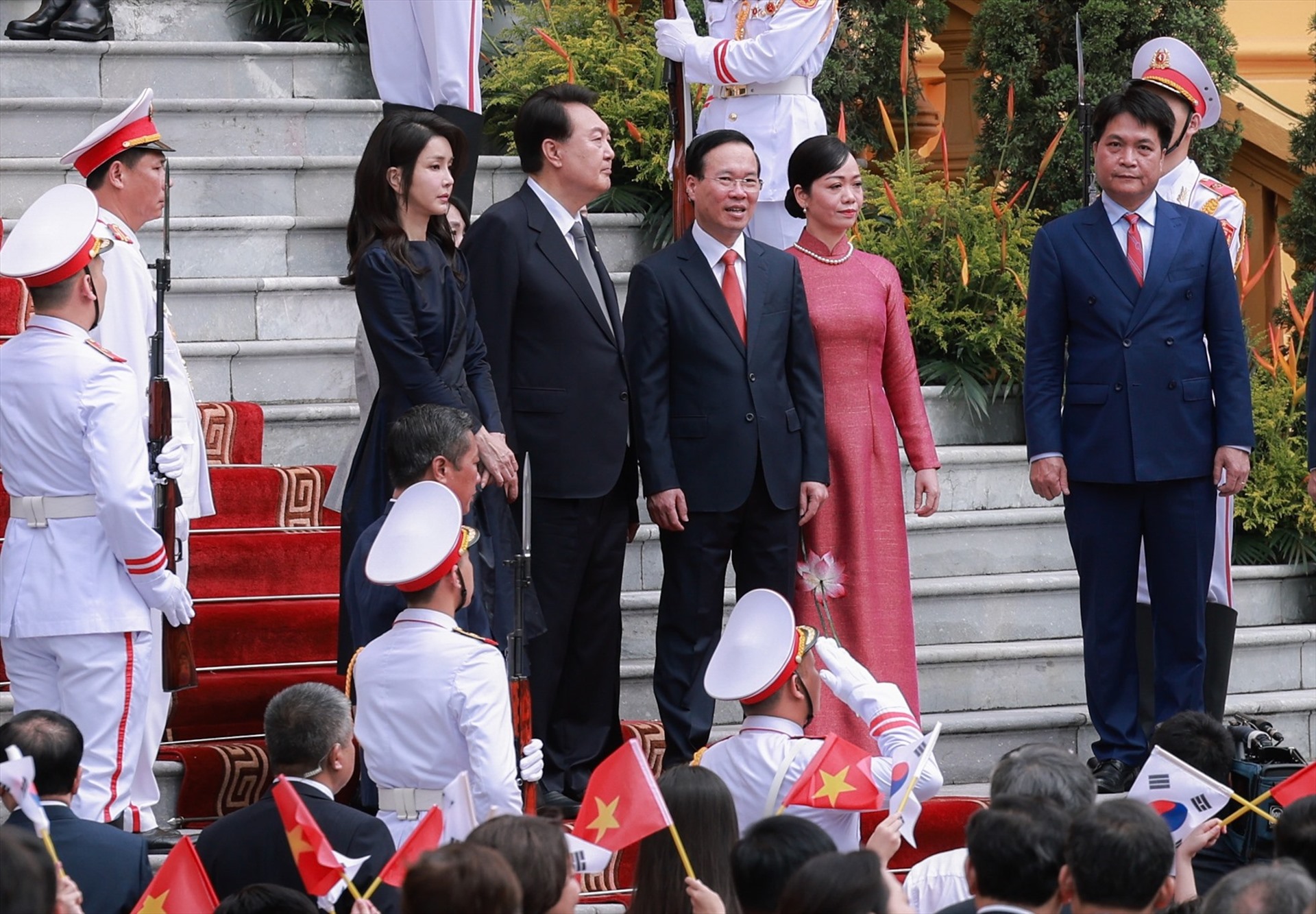 Chủ tịch nước V&amp;otilde; Văn Thưởng v&amp;agrave; Phu nh&amp;acirc;n c&amp;ugrave;ng Tổng thống H&amp;agrave;n Quốc Yoon Suk Yeol v&amp;agrave; Phu nh&amp;acirc;n tại Phủ Chủ tịch. Ảnh: Hải Nguyễn