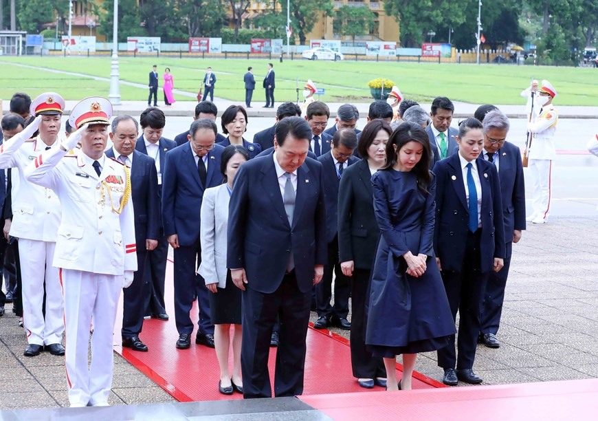 Trước lễ đ&amp;oacute;n ch&amp;iacute;nh thức, Tổng thống Yoon Suk Yeol v&amp;agrave; Phu nh&amp;acirc;n đ&amp;atilde; đến đặt v&amp;ograve;ng hoa, v&amp;agrave;o Lăng viếng Chủ tịch Hồ Ch&amp;iacute; Minh. Ảnh: TTXVN